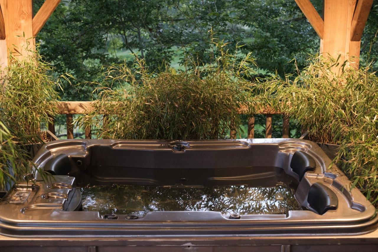 Le Domaine Des Pres Verts Suites & Chambres Avec Jacuzzi Privatif Jouey Esterno foto