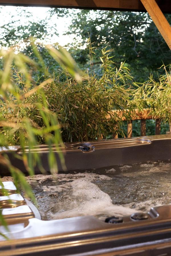 Le Domaine Des Pres Verts Suites & Chambres Avec Jacuzzi Privatif Jouey Esterno foto