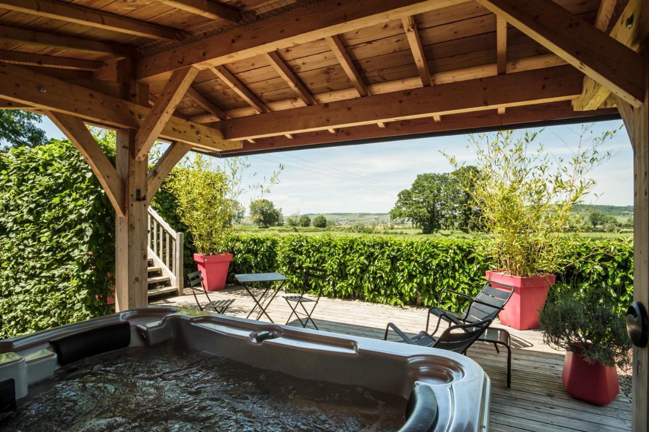 Le Domaine Des Pres Verts Suites & Chambres Avec Jacuzzi Privatif Jouey Esterno foto