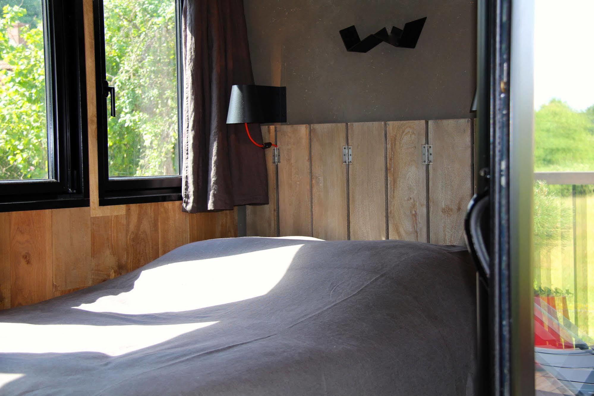 Le Domaine Des Pres Verts Suites & Chambres Avec Jacuzzi Privatif Jouey Esterno foto